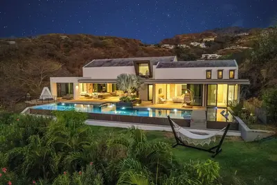 Image de Luxury 5-bed home with stunning views-Fully Staffed and minutes to the Best Beaches!