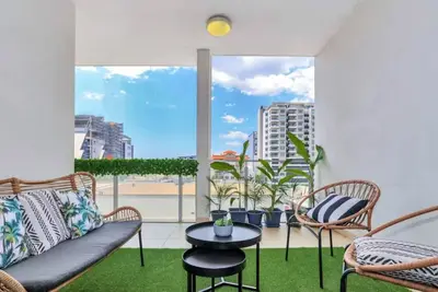 Image de Inner city apartment in modern building with pool & gym