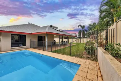 Image de An enormous family home in quiet suburb