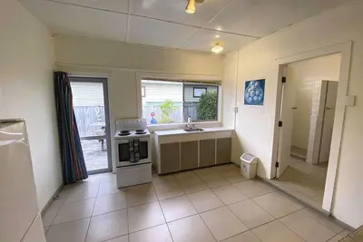 Whangamatā Coastal Escape: 2-Bed Home with Bbq, Fireplace & Beach Access