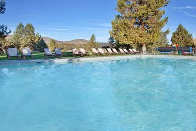 Image de 2br Townhome | Golf. Pool. Free Parking. Pet Friendly