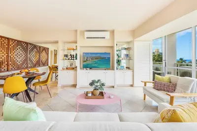 Image de Beachfront Property w/Sand Access at Waikiki Shore Condo with Full Kitchen