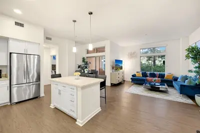 Steps to Irvine Spectrum, 2Bd/2Ba that can sleep up to 7! Pool/Gym/Hot Tub