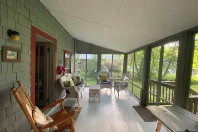 Image de Charming lakefront cabin with large screened-in porch and lawn in Rome