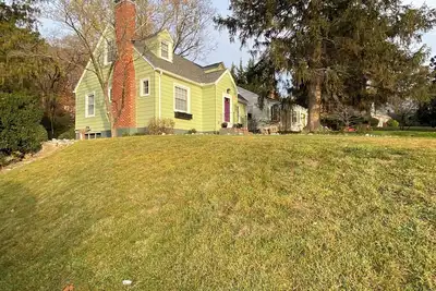 Image de 40s Renovated Cape on College