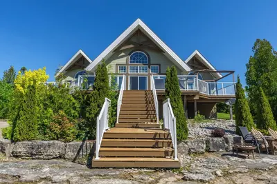 Image de Amazing waterfront luxury home in millionaire area only minutes from town
