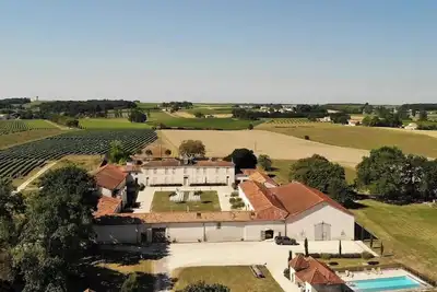 Image de La Cannonerie : Gîte au cœur des vignobles de Cognac avec piscine.