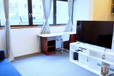 Image de Appartement Chic avec Terrasse Privée — À 4 Min du Métro, Paris à Portée de Main