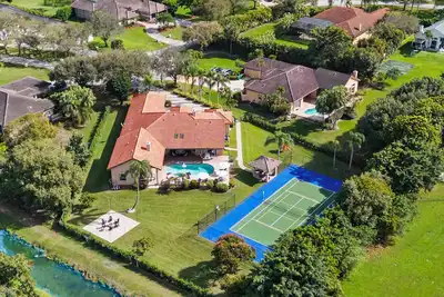Image de Spacious home w/pool & tennis court