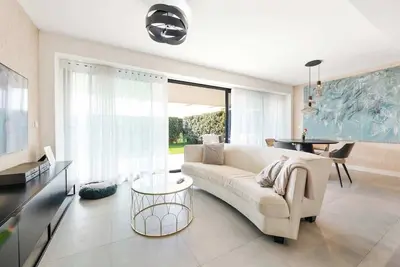 Image de Costa Luxe Escape Sum