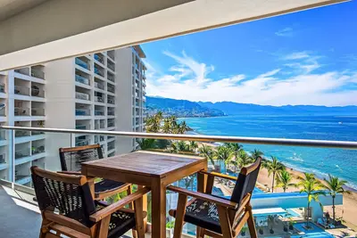 Image de Elegant beachfront condo with stunning ocean views, heated pools & gym access