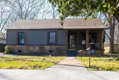 Image de Downtown charm, walking distance to Cbc, blocks from Uca!