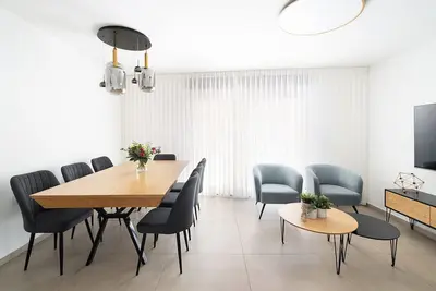 Image de 3-bedroom Kosher apartment in charming Jerusalem