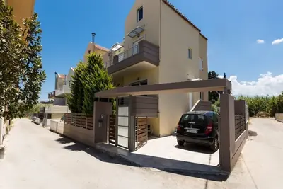 Image de Spacious 5-Bedroom Villa in Chania – Steps from 3 Sandy Beaches!