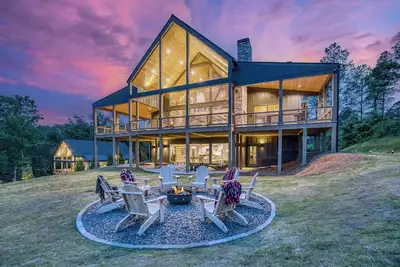 Image de Luxury Mountain Retreat with Hot Tub, Sauna, and Theater