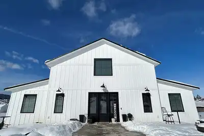 Image de Charming barn only 5 drive minutes from Helena! With an acre soccer field! !