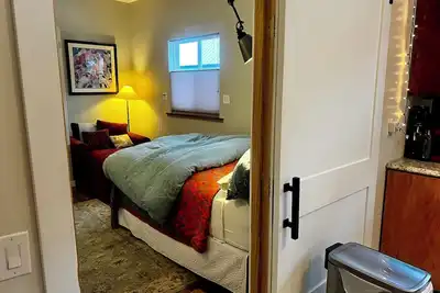 Image de Comfortable 1-bedroom apt within walking distance to town. Pets welcome!