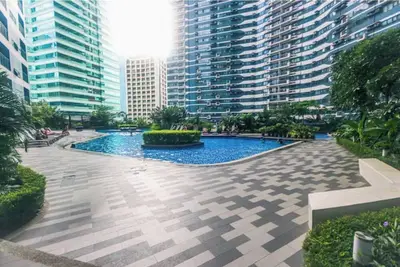 Image de City Chill Spot: Where Style Meets Smiles
