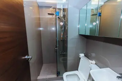 Image de Modern 2br Makati Condo Air Residences w/ Pool, Gym, Parking, 300 Mb Internet