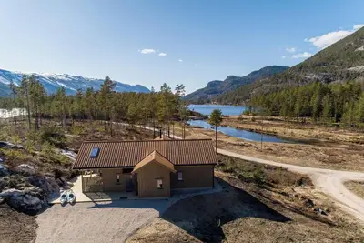 Image de This wooden villa is suitable for 8 people. Located in the middle of nature with a view of a lake and just a few minutes' drive from the center of VrĂĄdal.