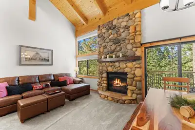 Image de Cozy and Rare 3br End Unit on Shuttle Stop!