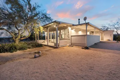 Image de Modern Desert cabin with 360' views in beautiful Landers