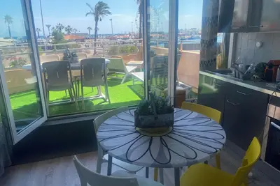 Image de Studio avec terrasse avec vue sur mer port et montagne.