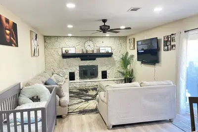 Image de The Luxre Mansion! 12 Guests, Hot Tub, Gym, Fire Pit, Crib, Grill, Games, Car