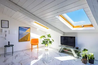 Image de A Quiet Space - design sloping roof apartment near Central Station