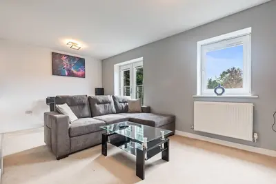 Image de Spacious & Modern 2br Stay – Free Parking & WiFi