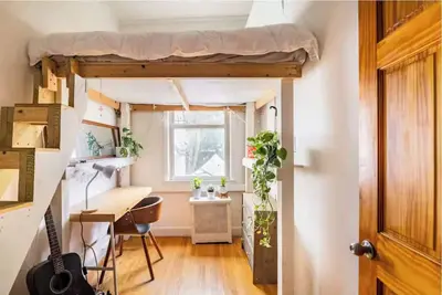 Image de Charming bedroom with lofted bed in Vibrant Williamsburg, Brooklyn with roomates