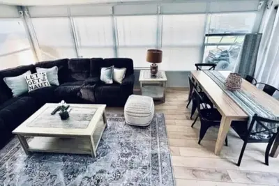 Image de Newly renovated 2-bedroom trailer with large add-a-room in Sherkston Shores park