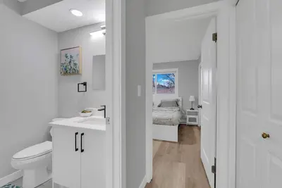 Image de Modern & Cozy House, Ac & Bbq, 10 min to Dt & Airport! No Tenant in the basement