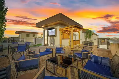 Image de Luxury Coastal Modern Sunset Oasis with Beautiful Rooftop