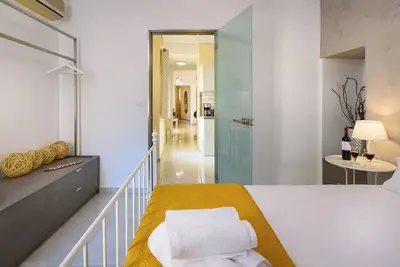 Image de Home in Beating Heart of old Town, with parking!