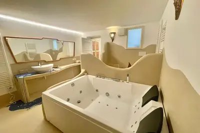 Image de Bella Kalsa - Alcove in Spa and Art Room