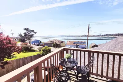 Image de Water View/Hot Tub/Fire Pit/Mins to Beaches & Restaurants/Family & Pet Friendly
