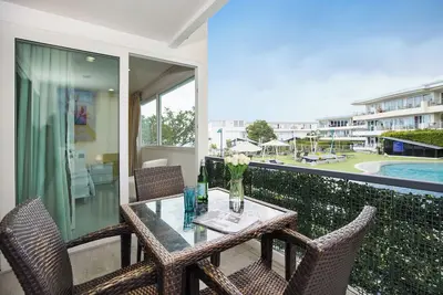 Super 2 Bedroom Apartment with Balcony, Pool & Sea Views - 10 mins from beach