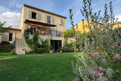 Image de Maison provençale avec piscine