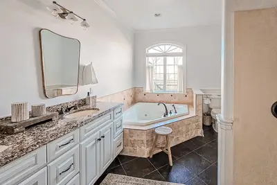 Image de Luxury Mansion: Heated Pool + Hot Tub + Arcade Room