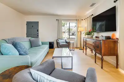 Image de 1 Mi to Rose Bowl! Updated Home w/ Furnished Deck