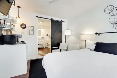 Image de Walkable Studio on Historic Hammondsport Property!
