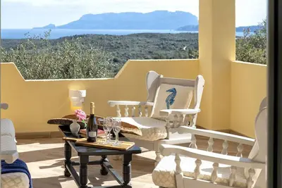 Domus Cilla. Domus Cilla. Apartment surrounded by greenery with sea view.