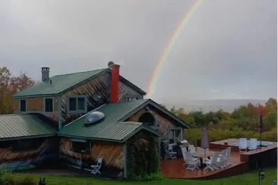 Image de The House on the Hill, looking over the beautiful green mountains of Vermont.