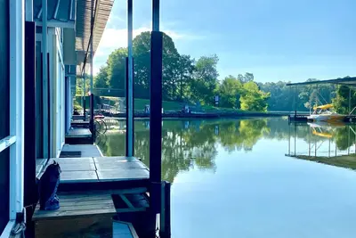 Image de The Reel Time on the Flint River houseboat.