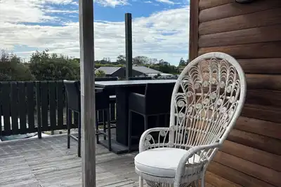 Image de Cosy Chalet style house filled with original Art and 500m to the beach.