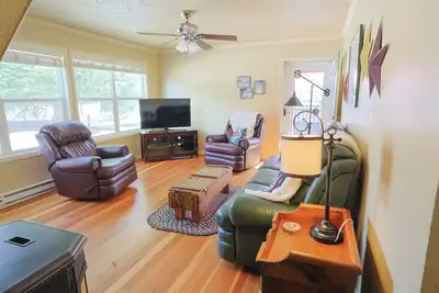 Image de Charming In-Town Cabin