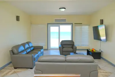 Image de Spacious Ocean Front House. With a Gated Entrance.