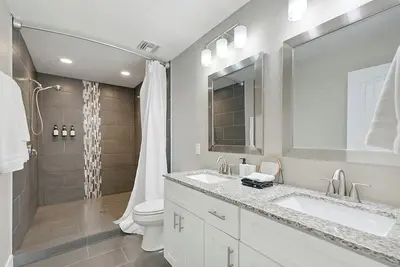 Image de High Speed Internet, Smart Monitor, Double Shower