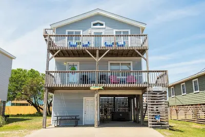Image de Charming 4-bedroom house. Walking distance to the Beach and Restaurants!
